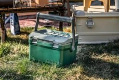 Stanley The Easy Carry Outdoor Cooler 15,1L - Koelbox - Green 15 Stanley The Easy Carry Outdoor Cooler 15,1L - Koelbox - Green -Buitenkampeer Winkel 1200x800 217