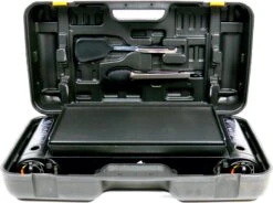 T&S - Draagbaar Dubbel Gasvuur Met Grillplaat En Transportkist - Camping Kooktoestel - Kookstel - Bakplaat - Gasfornuis - 2 Pits - Elektrische Ontsteking - Kookvuur - Kampeer Vuur -Buitenkampeer Winkel 1200x894 5